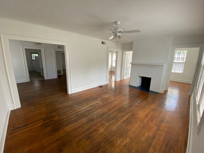 Primary Photo - 702 Maupas Ave