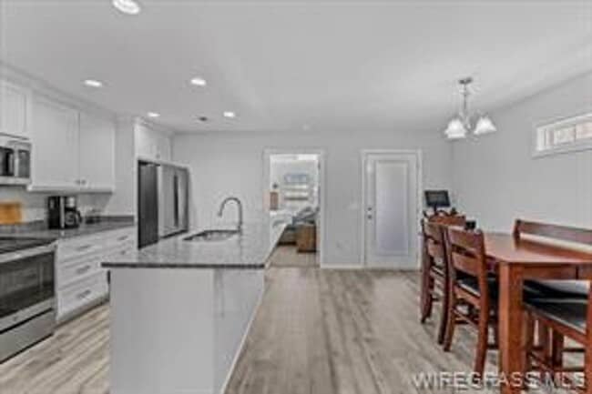 Building Photo - Available May!