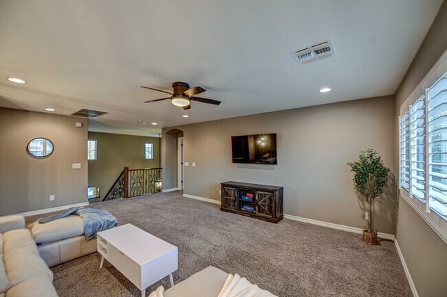 Building Photo - 112 W Crescent Way