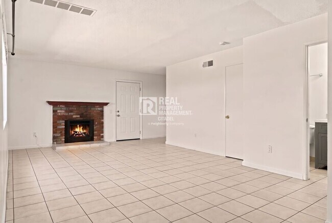 Building Photo - 3009 Canyon Crest Dr