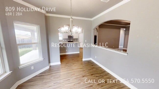 Building Photo - 809 Holliday Dr
