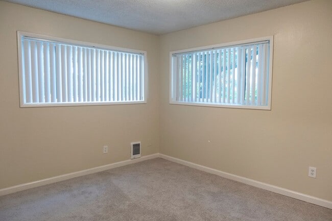Building Photo - Classic Irvington Living in a Stylish Two-...