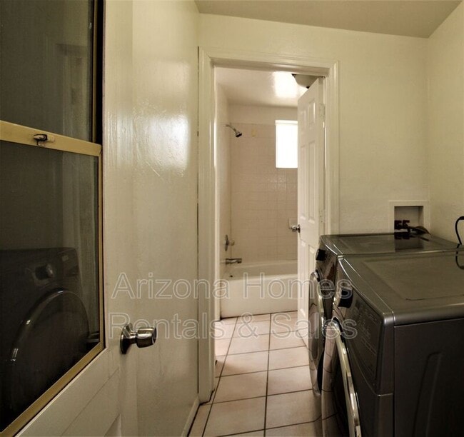 Building Photo - 3545 N Country Club Rd