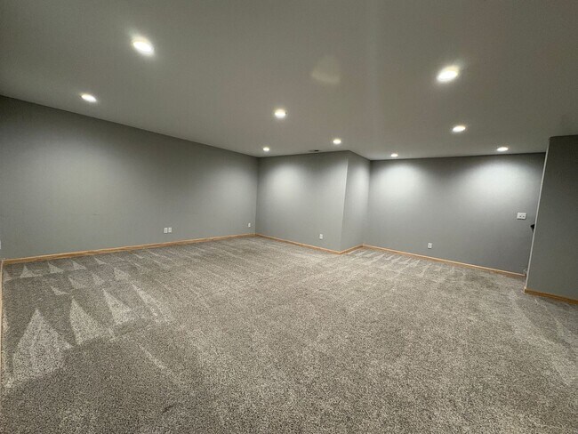 Building Photo - PRICE REDUCED!!! 4 bed / 3 bath Twinhome for Rent!