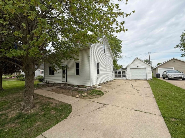 Primary Photo - N5621 N Franklin St