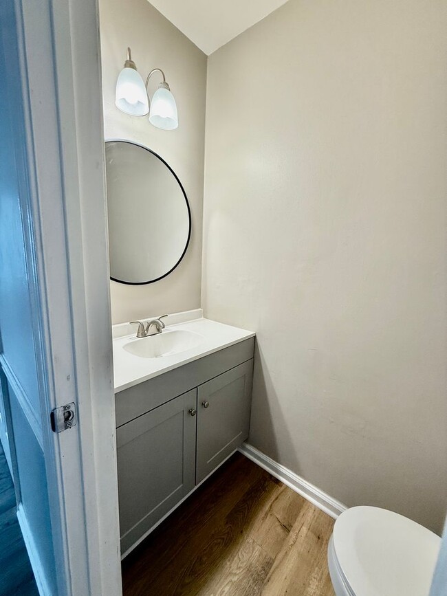 Building Photo - 3BD/2.5BA Brick Townhouse in Washington Commons off of Great Neck! Renovated throughout!