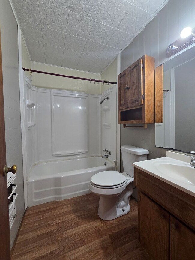 Building Photo - 3 bed 1 bath in Tecumseh!