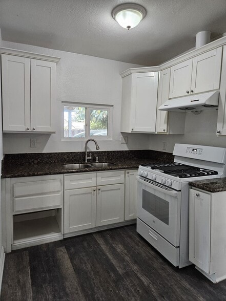 Kitchen - 3172 Farnsworth Ave