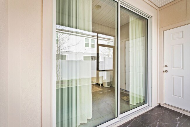 Building Photo - 2-Bedroom Townhome for Rent with Private En-Suite Baths & Screened Porch