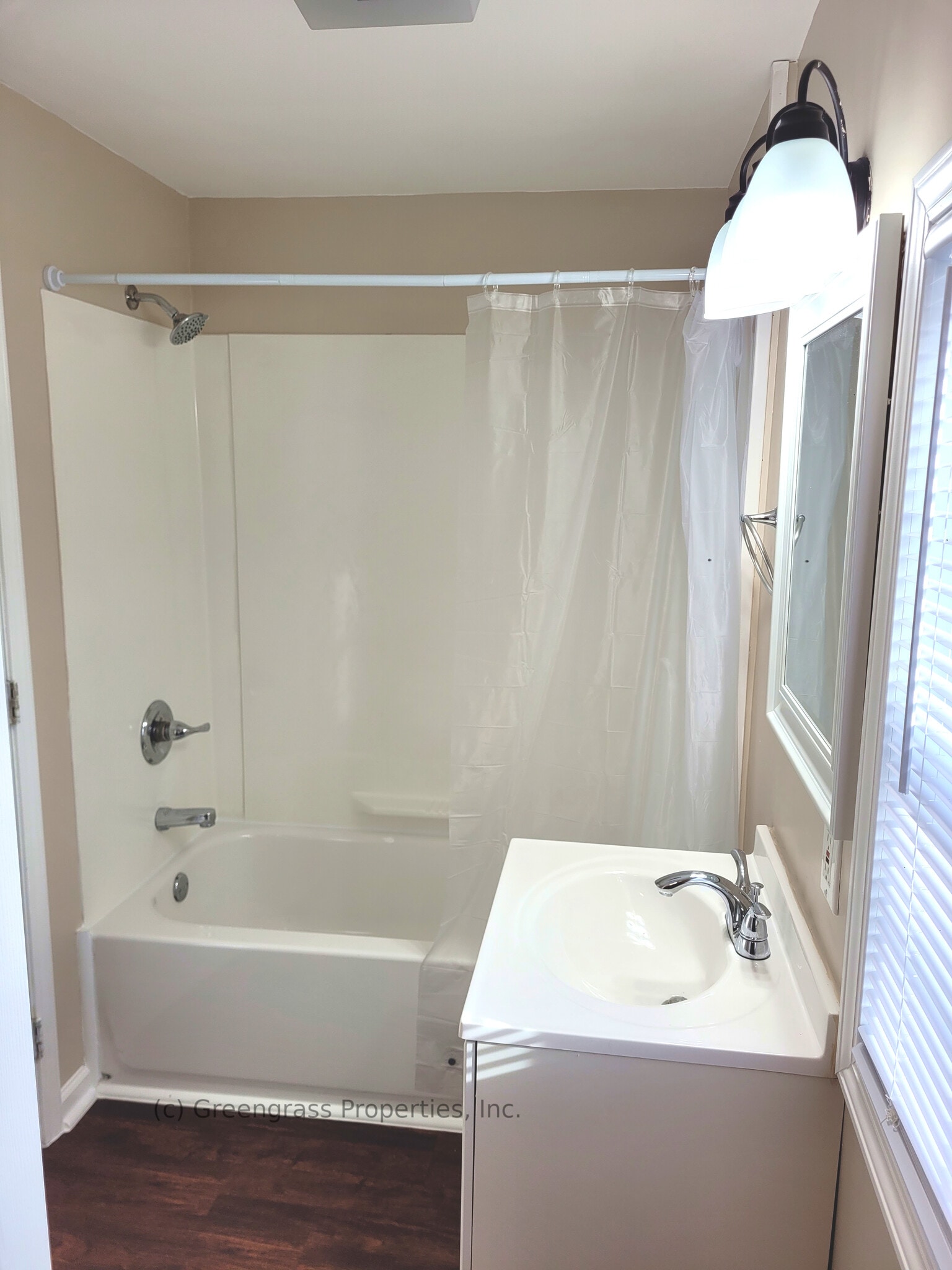 Full Bathroom - 205 S 6th St