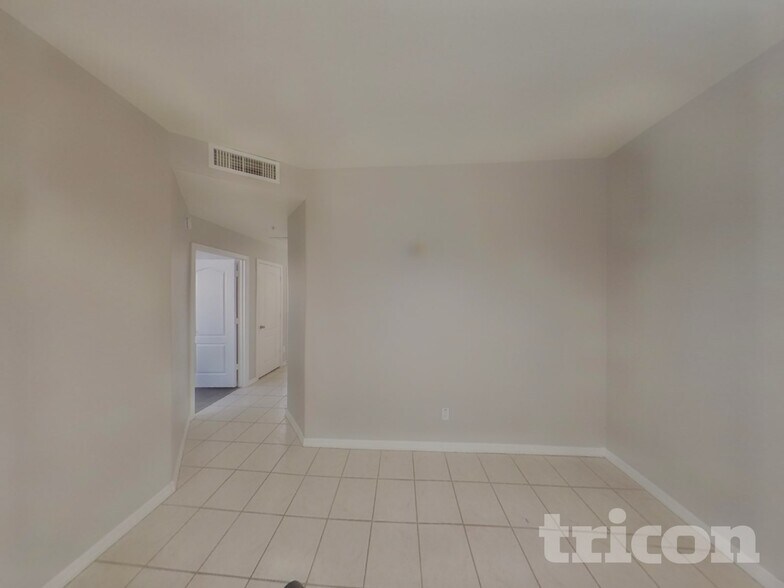 Building Photo - 1406 W Emerald Ave