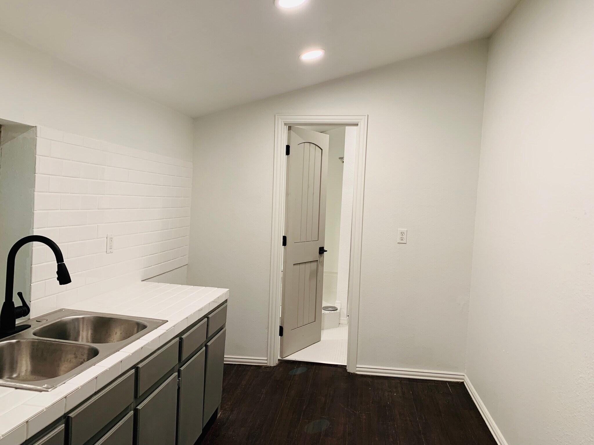 Building Photo - 605 W Neil Armstrong Pl