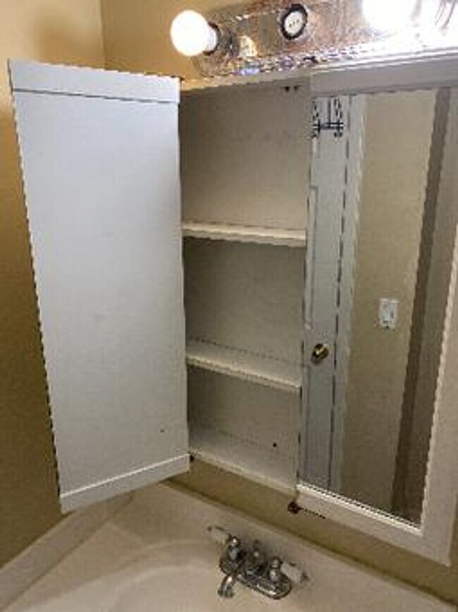 Building Photo - Excellent 2/1 Duplex in Desirable Area
