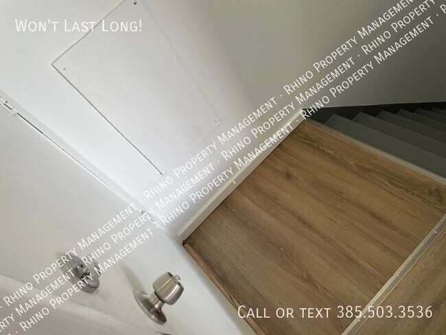 Building Photo - 3 Bedroom/1 Bathroom Triplex in SLC