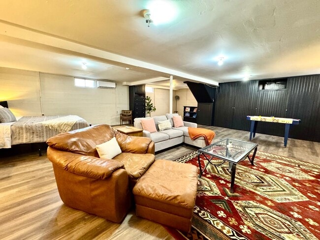 Building Photo - Blue Wall Oasis Mid-Term Rental 2/1 with a full basement