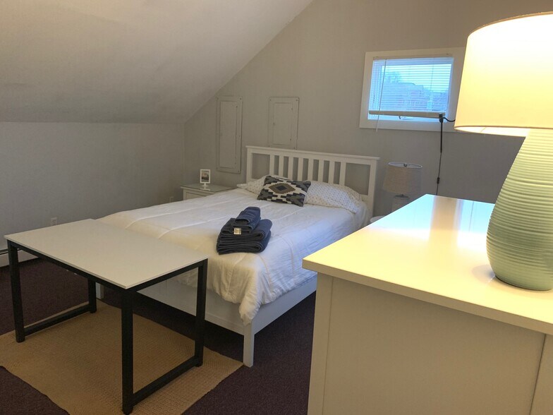 Building Photo - 378 Thames St