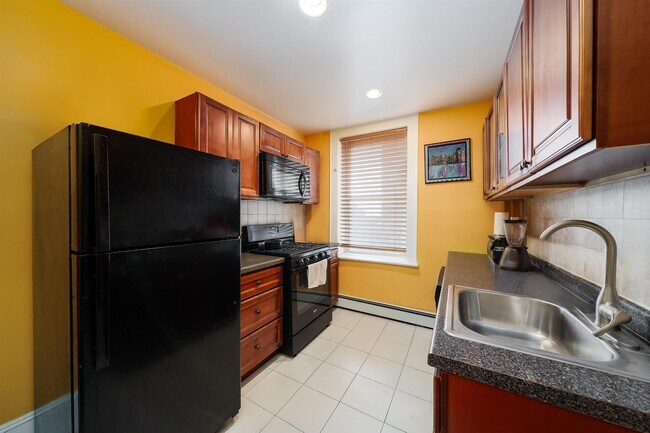 Building Photo - 66 Romaine Ave