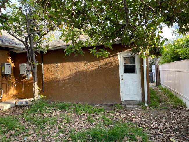 Building Photo - Charming 3BR Duplex in Long Beach. Quiet n...