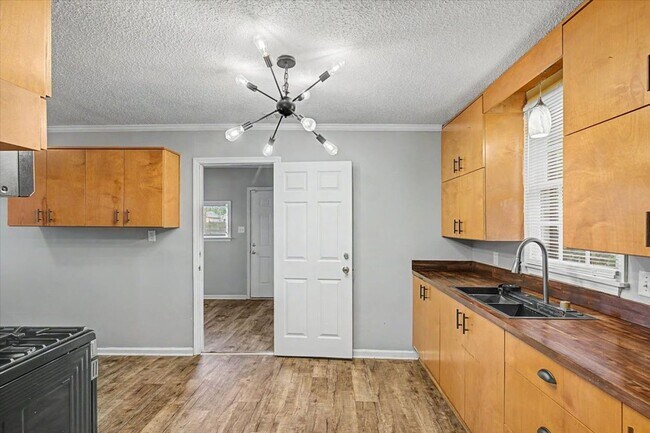 Building Photo - 2 bedroom minutes from SCAD