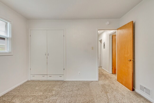 Building Photo - 35 E 600 N