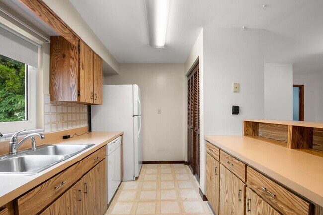 Building Photo - Home For Rent in St Petersburg!