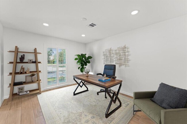 Building Photo - 322 N Wilcrest Dr