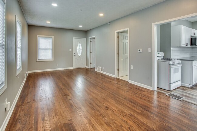 Building Photo - Charming Aksarben Gem