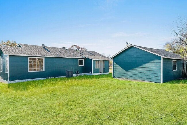 Building Photo - 2551 W Summit Ave.