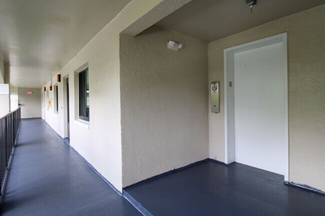 Building Photo - 5767 Deauville Cir