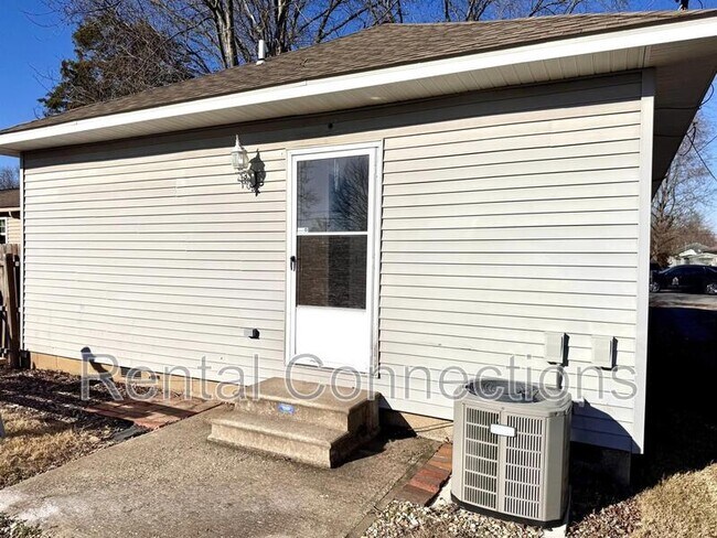 Building Photo - 1005 E Carter St