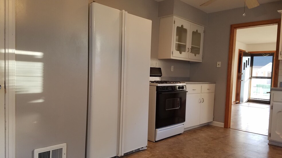 Kitchen - 2717 Post Ave