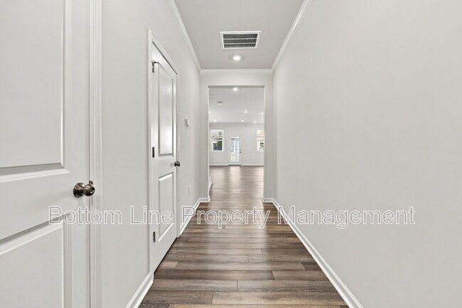 Building Photo - 5811 Woodlawn Dr