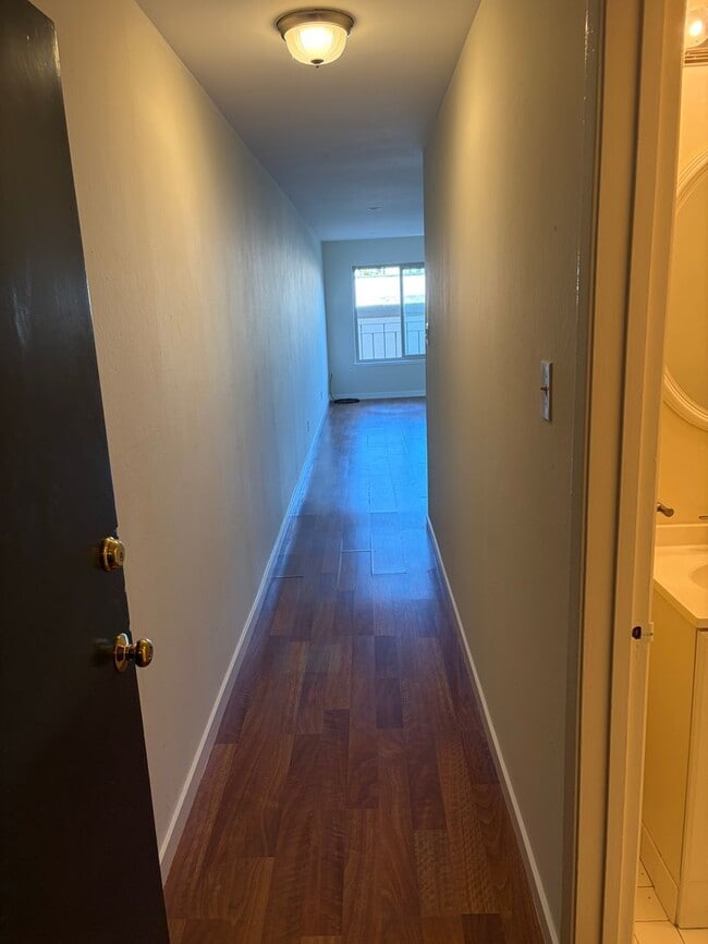 Building Photo - Remodeled Studio in the Haight. Elevator B...