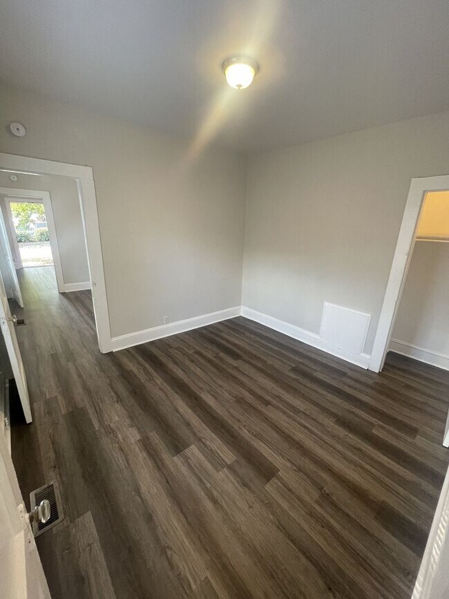 Building Photo - 2 bd 1 ba duplex