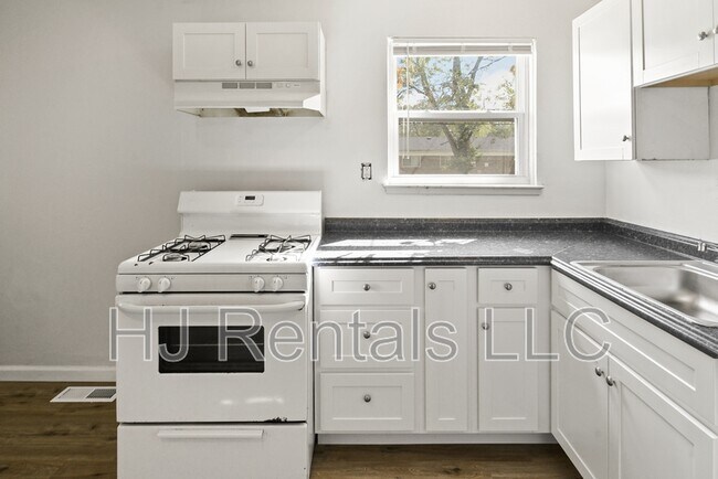 Building Photo - 1738 Bradshaw Dr