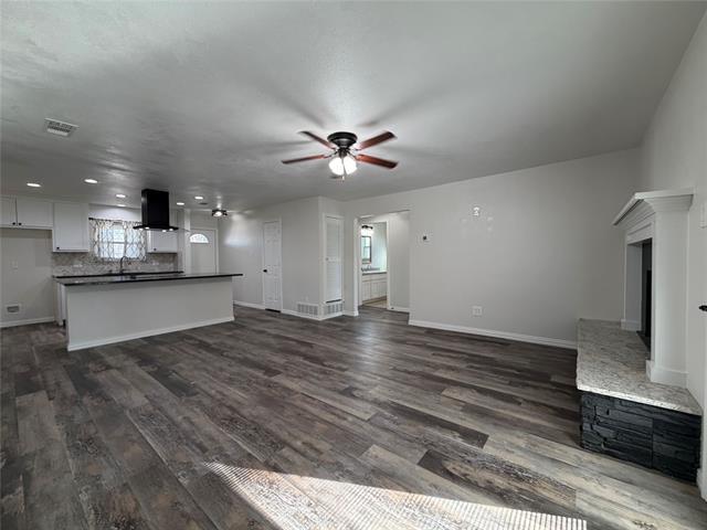 Building Photo - 420 Opal St