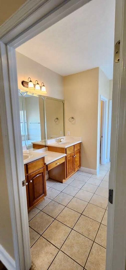Building Photo - Great Home and Location-Available Now!