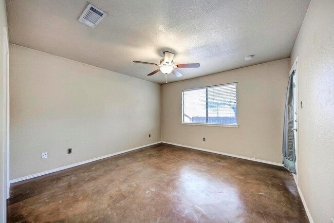Building Photo - 7211 Lakewood Dr