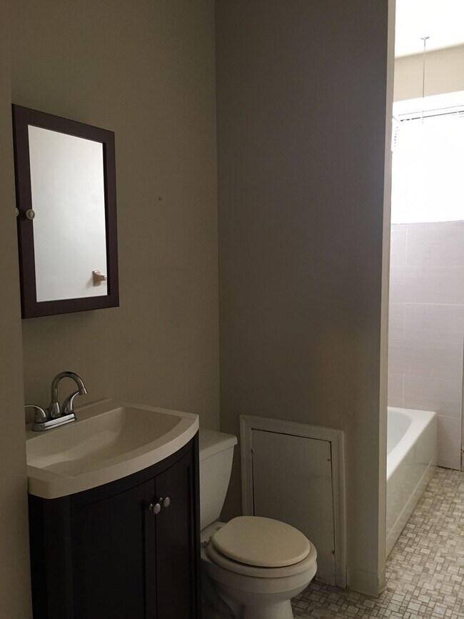 Building Photo - Spacious 2 Bed / 1 Bath Available July 10 | $1,625 | Pet Friendly + Free Storage