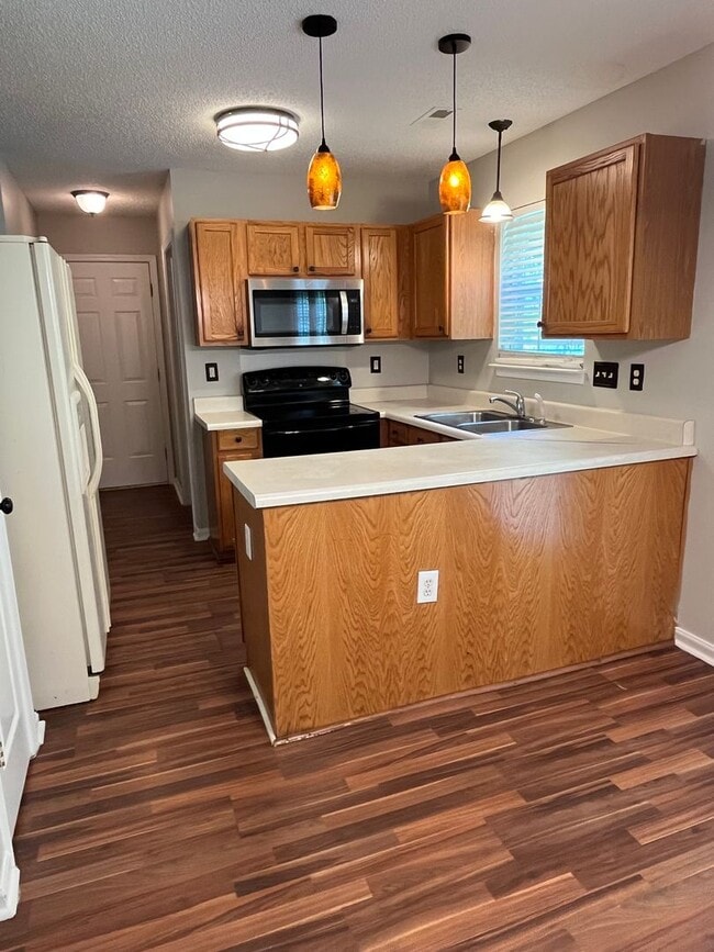 Building Photo - Great 3 Bed, 2.5 Bath house in University ...