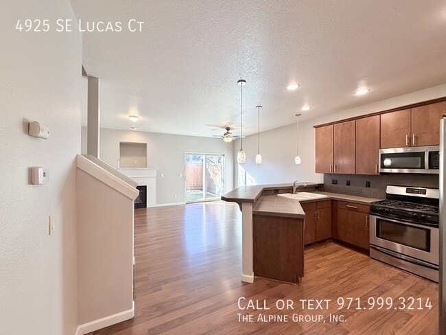 Building Photo - 4925 SE Lucas Ct