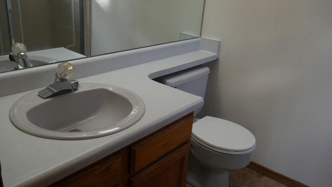 Building Photo - 4 Bed, 3 Bathroom House with Fenced in Bac...
