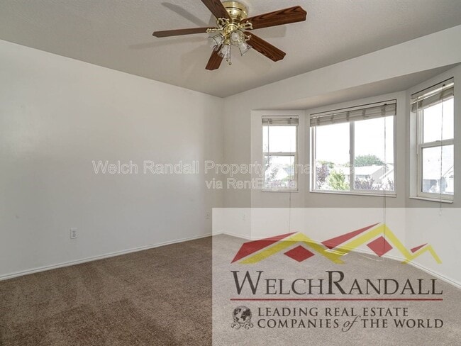 Building Photo - 832 4200 S