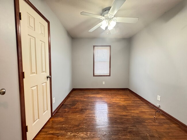 Building Photo - 3 bed, 1 bath