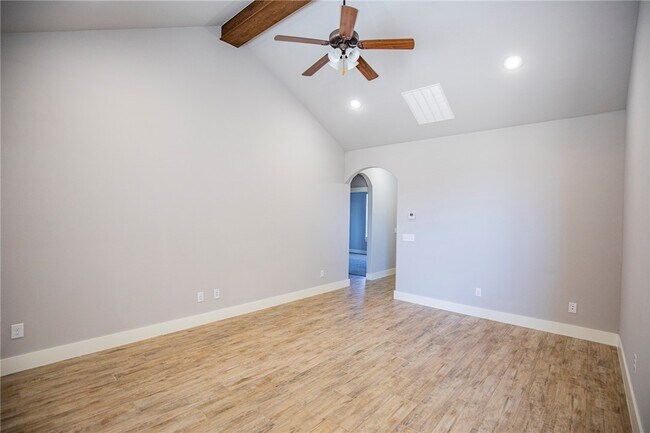 Building Photo - 303 Alder St