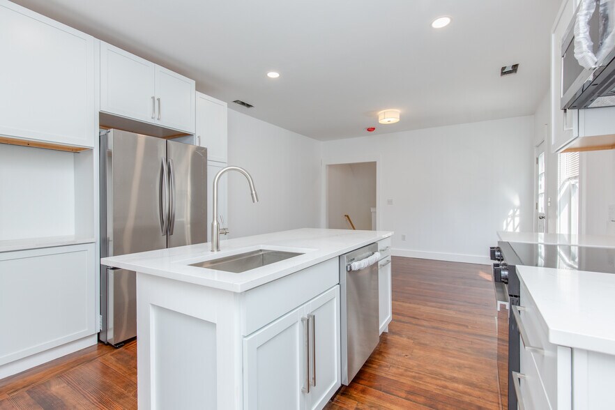 Building Photo - 10 Stark St