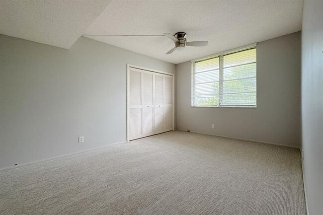Building Photo - 3051 S Palm Aire Dr