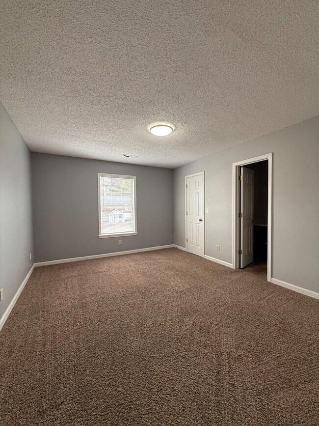 Building Photo - 3864 Northeast Dr