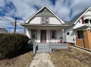 Building Photo - Spacious 3 Bedroom 1 Bath Located in East ...