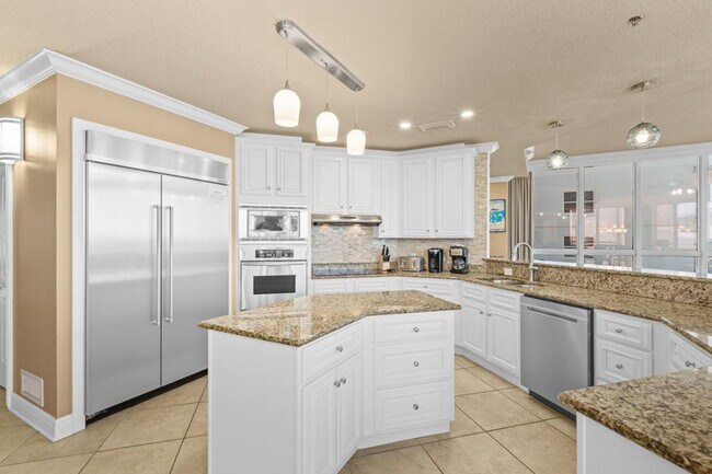 Building Photo - 855 W Beach Blvd